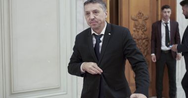 Stire din Politică-Administrație : Senatul dezbate luni moţiunea simplă depusă de AUR împotriva ministrului Educaţiei
