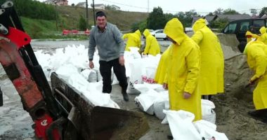 Stire din Eveniment : Avertizare de fenomene meteorologice periculoase! Codul Roșu de ploi torențiale a fost prelungit în județul Constanța