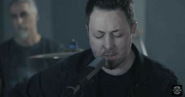 Stire din Cultură-Educație : Solistul formației Goodbye To Gravity, Andrei Găluț, prima apariție publică la 10 ani de la Colectiv