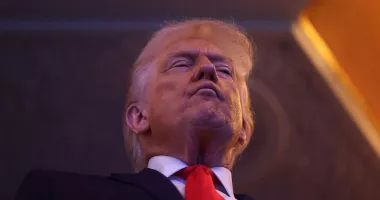 Stire din Actualitate : Donald Trump amenință Iranul, din nou: Deschideți Strâmtoarea sau veți trăi în iad