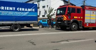 Stire din Eveniment : Accident grav la Valu lui Traian. Un bătrân de 80 de ani a rămas încarcerat