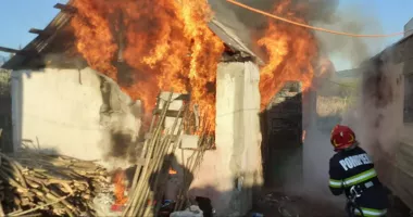 Stire din Eveniment : Incendiu la o casă în localitatea Măgura. O femeie primește îngrijiri medicale