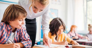 Stire din Cultură-Educație : E oficial! Profesorii nu mai au voie să facă meditații cu elevii de la clasă