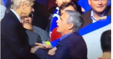 Stire din Sport Internațional : Moment uluitor în Chelsea-Arsenal: Arsene Wenger l-a bruscat pe Jose Mourinho!