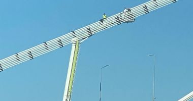 Stire din Eveniment : Cine este bărbatul care s-a urcat pe podul de la Agigea? Nu este prima dată când escaladează structura