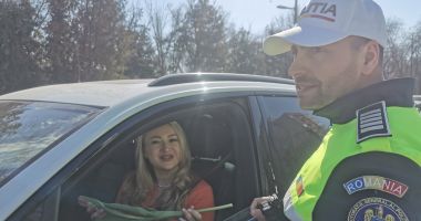 Gesturi de apreciere din partea polițiștilor pentru doamnele din trafic, de 8 Martie - 2
