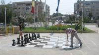 Stire din Diverse : Joc de șah pe trotuar, în Parcul Central din Năvodari