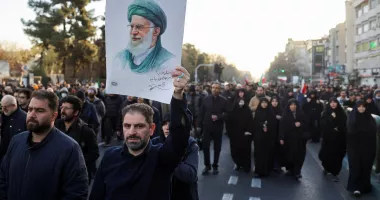 Stire din Actualitate : Iranul fierbe după moartea lui Ali Khamenei: proteste, doliu național, triumvirat