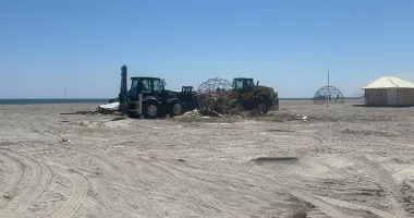 Stire din Social : Beach-baruri ilegale, demolate pe litoral, între Năvodari și Vama Veche