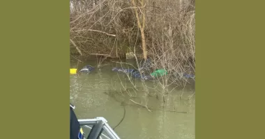 Stire din Eveniment : Urmărire pe Dunăre. Suspecții au aruncat opt butoaie cu combustibil în apă