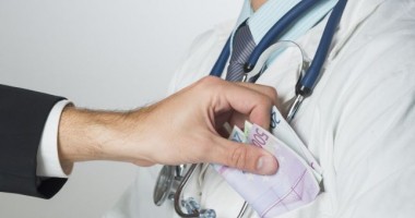 Stire din Sănătate : Când ai dat ultima oară ȘPAGĂ la medic? Cum se comportă medicii cu pacienții? Comentează AICI!