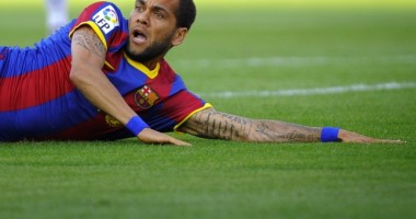 Stire din Sport : VIDEO - Dani ALVES, atacat cu o banană în timpul meciului! Ce s-a întâmplat după incident