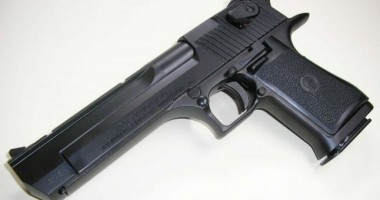 Stire din Eveniment : Arme deținute ilegal și droguri, descoperite de polițiști
