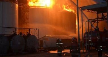 Stire din Actualitate : Incendiu devastator. Depozit petrolifer, mistuit de flăcări