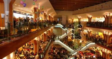 Stire din Eveniment : Grav incident la mall. O fetiță a căzut în gol, două etaje