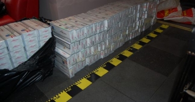 Stire din Eveniment : Zeci de mii de țigări ascunse printre legume / Contrabandist lăsat fără "marfă", de polițiști