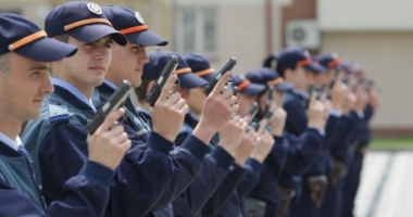 Stire din Eveniment : VIAȚĂ GREA ÎN POLIȚIE. AGENȚII ÎNCADRAȚI DIN SURSĂ EXTERNĂ, PLÂNGERI PE BANDĂ RULANTĂ