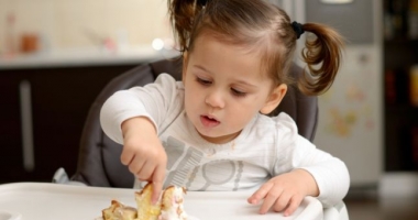 Stire din Sănătate : PĂRINȚI, LUAȚI MĂSURI! "Copiii ar trebui să consume 3 lingurițe de zahăr pe zi, însă ei consumă 37"