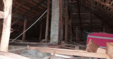 Stire din Eveniment : TRAGEDIE. Tânără de 13 ani, spânzurată. A descoperit-o fratele ei