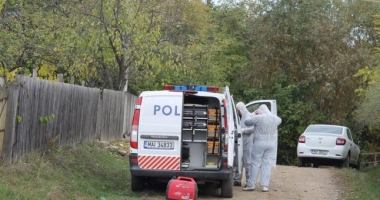 Stire din Eveniment : CRIMĂ SUSPECTĂ SAU SINUCIDERE? Polițist găsit împușcat în cap, în toaletă