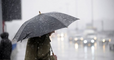 Stire din Social : VREMEA SE SCHIMBĂ RADICAL. METEOROLOGII ANUNȚĂ PLOI, FURTUNI, GRINDINĂ ȘI FRIG