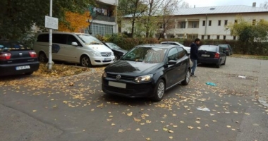 Stire din Eveniment : RĂZBUNARE CRUNTĂ PENTRU UN LOC DE PARCARE! UN ȘOFER ȘI-A GĂSIT MAȘINA MÂNJITĂ CU FECALE
