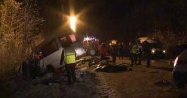 Stire din Actualitate : SCENE MACABRE! 15 MORȚI, după ce un camion s-a ciocnit cu un microbuz