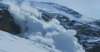 AVALANȘĂ PE MUNTE! UN TURIST ESTE DAT DISPĂRUT ȘI LA ACEASTĂ ORĂ
