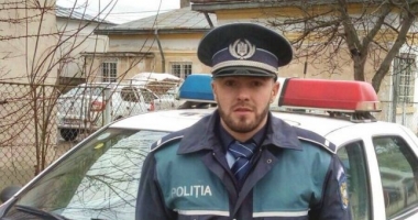 Stire din Eveniment : Un polițist i-a salvat viața unui bătrân care a încercat să se spânzure