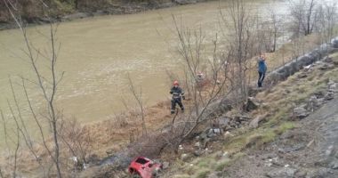 MAȘINĂ CĂZUTĂ ÎN APĂ! O fetiță a fost salvată de un martor, dar părinții nu au reușit să iasă