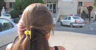 Stire din Eveniment : RĂSTURNARE DE SITUAȚIE! Bărbatul stropit în ochi cu ACID, confundat cu o fată de 17 ani. Atacatorii au greșit ușa