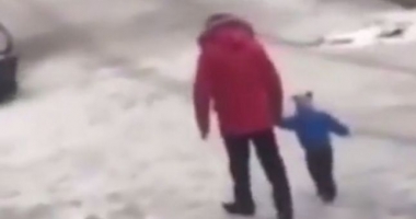 Stire din Actualitate : VIDEO ȘOCANT. Și-a lovit fiul cu piciorul, pentru că nu putea să stea pe asfaltul acoperit de gheață. Bărbatul a fost arestat