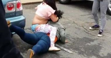 Stire din Eveniment : Bătaie din gelozie, în centrul orașului. Tânără lovită cu pumnii și picioarele de mai multe individe