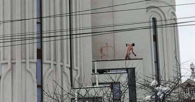 Stire din Eveniment : IMAGINE ȘOCANTĂ! Un tânăr gol pușcă s-a urcat pe catedrală, a amenințat cu sinuciderea și a desenat cruci cu propriul sânge