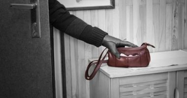 Stire din Eveniment : Puști de 16 ani, acuzat de furt din locuințe și reținut