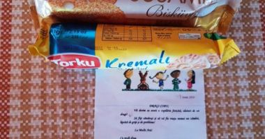 Stire din Social : Dulciuri expirate, cadou de la primărie pentru copii. Biscuiții vechi, însoțiți de o felicitare pe care scria: "Să fiți sănătoși!"