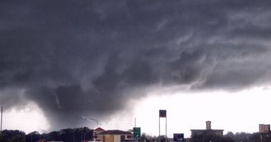 Stire din Actualitate : Furtunile continuă în SUA. Opt persoane au murit și mai multe zeci sunt rănite