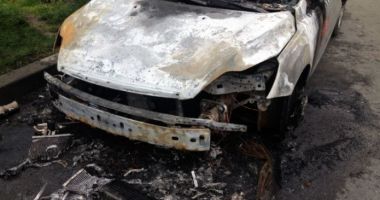 Stire din Eveniment : Act criminal! Autoturismul unui fost șef de Poliție, incendiat într-o parcare