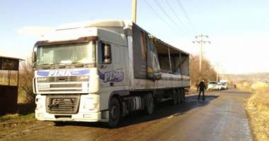 Stire din Eveniment : Pericol de explozie! Ce s-a întâmplat cu un TIR încărcat cu azotat de amoniu