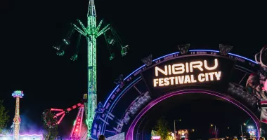 BEACH, PLEASE! 2026 a deschis oficial NIBIRU în fața a 90.000 de oameni și a dat startul celei mai mari ediții din istoria festivalului