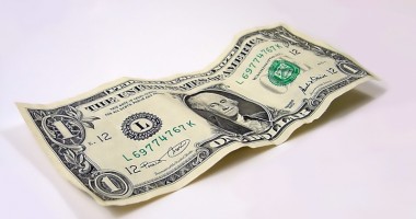 Dolarul american își continuă deprecierea