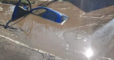 Stire din Actualitate : Incident incredibil. Mașină „înghițită” de asfalt în Budapesta
