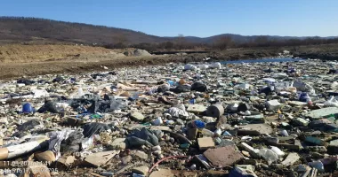 Stire din Social : Tone de deșeuri și balastieră ilegală descoperite în Bacău. Autoritățile amenință cu amenzi uriașe
