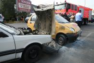 Stire din Eveniment : O șoferiță de taxi băută a lovit două mașini oprite la semafor, după care a fugit