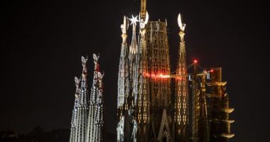 Stire din Actualitate : Sagrada Familia și-a luminat pentru prima dată cele patru turnuri