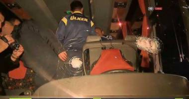 Stire din Sport : VIDEO. Atac armat în Turcia. Autocarul echipei Fenerbahce, atacat cu gloanțe. Șoferul a fost împușcat