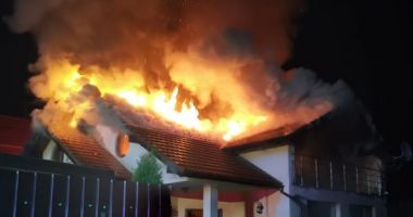 Stire din Eveniment : O casă a luat foc la Eforie Nord. Acoperișul casei a fost distrus
