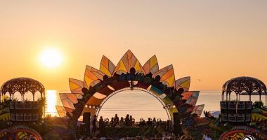 GALERIE FOTO. NEVERSEA 2019. Răsăritul de soare a prins mii de festivalieri pe plajă - 3