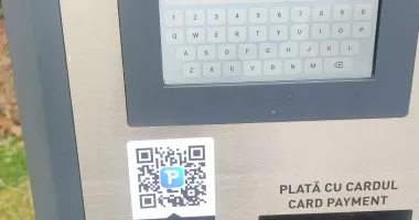 Stire din Social : Atenție! Codurile QR false pe parcometre pot fura banii din carduri