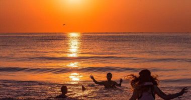 GALERIE FOTO. NEVERSEA 2019. Răsăritul de soare a prins mii de festivalieri pe plajă - 2